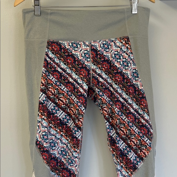 Athleta Cropped Woman’s Leggings with Multicolor Pattern Sz XL - Picture 2 of 7